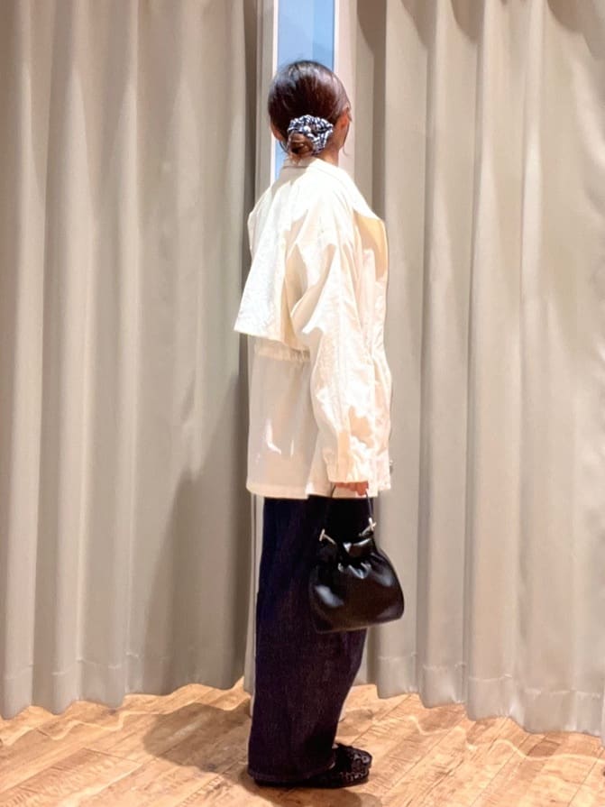 もんちゃんさんの「SHOO･LA･RUE｜【防花粉/S-LL】ウエストマークですっきり見え　軽やかスタンドブルゾン」を使ったコーディネート