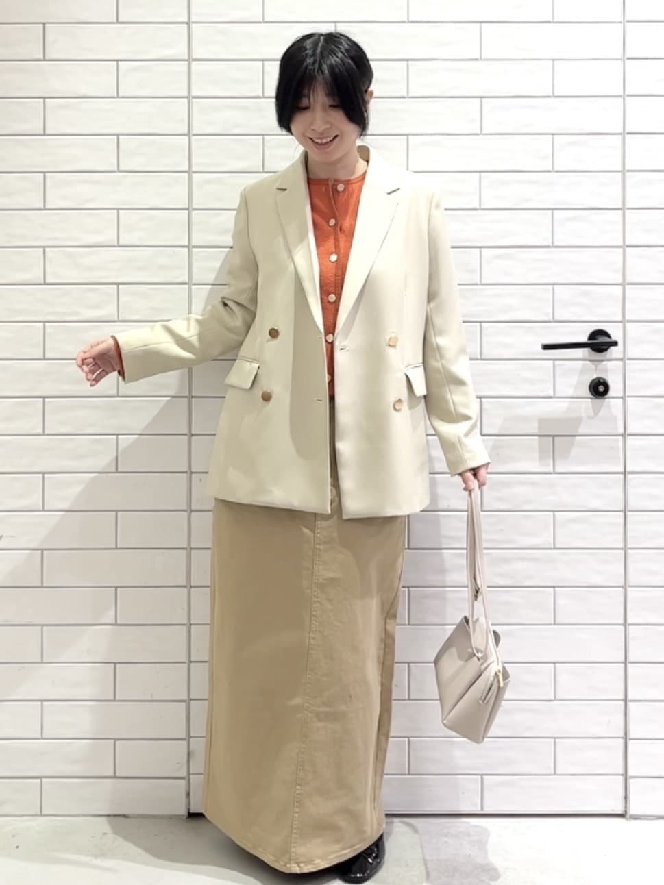 しおりさんの「OPAQUE.CLIP｜金ボタンダブルブレストテーラードジャケット／セットアップ対応【洗える】」を使ったコーディネート