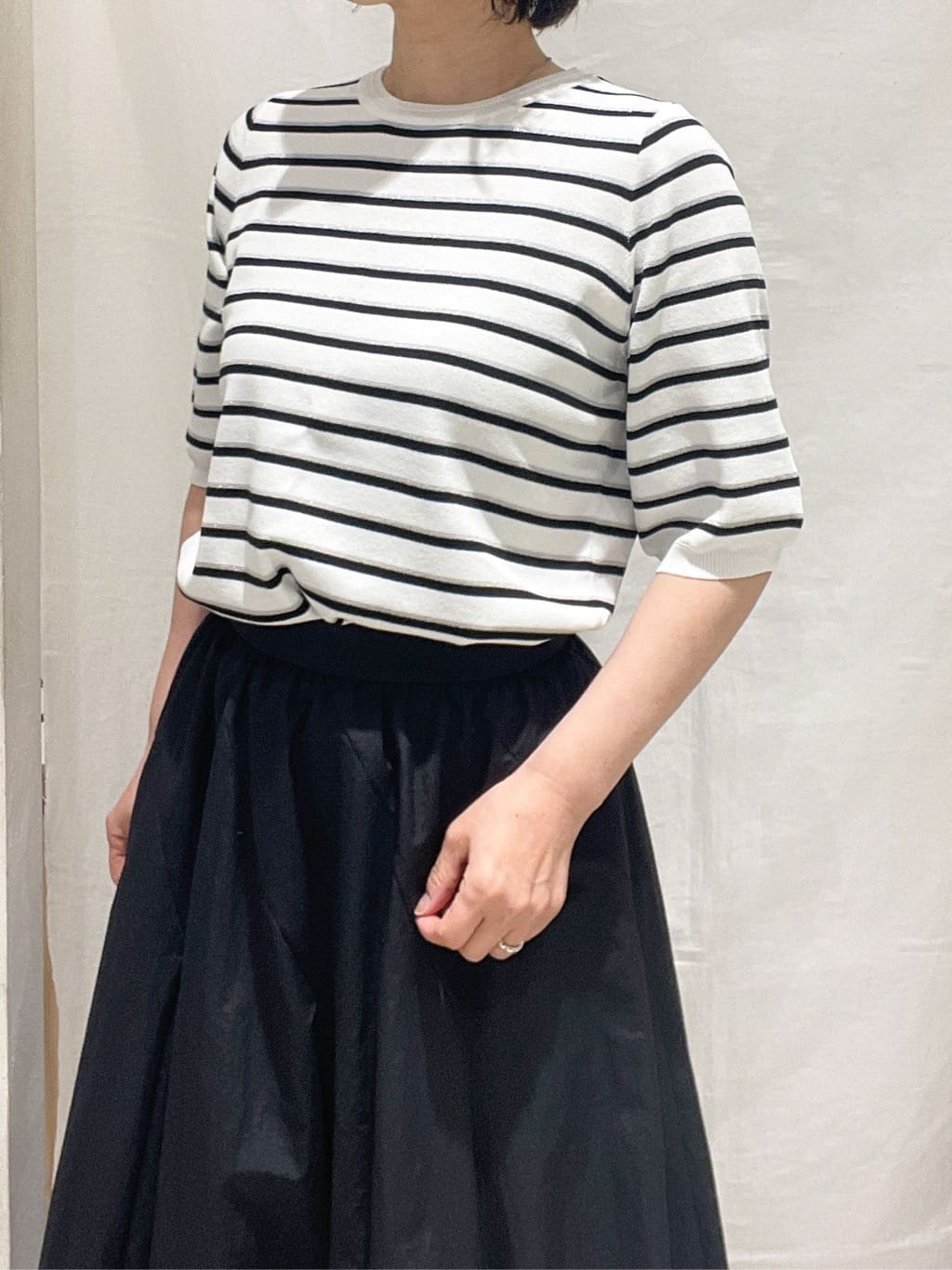 hiroさんの「grove｜【シリーズ累計36万枚/UVカット・ひんやり・洗濯機OK】やわらかドライタッチ 五分袖クルーネックニ」を使ったコーディネート