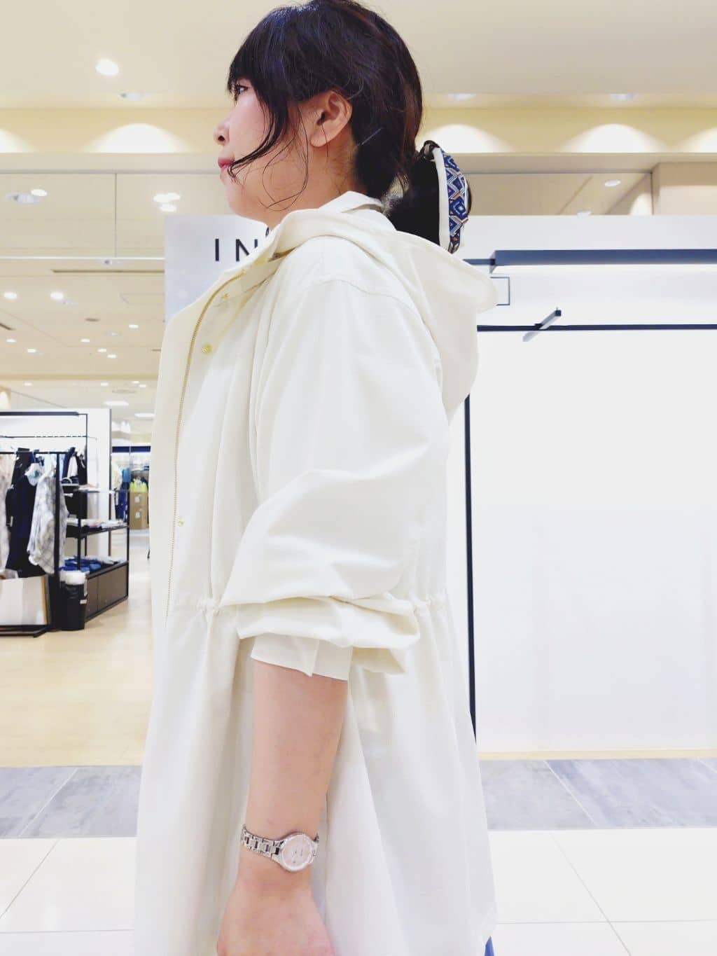 TOMOMIさんの「INDIVI｜【撥水／フード取外し可】凹凸素材ブルゾン」を使ったコーディネート