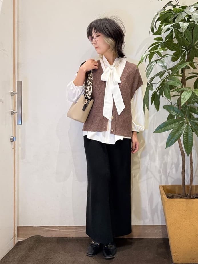 misakiさんの「SHOO･LA･RUE｜【S-LL/洗濯機可】気軽にレイヤード 前開きざっくりニットベスト」を使ったコーディネート