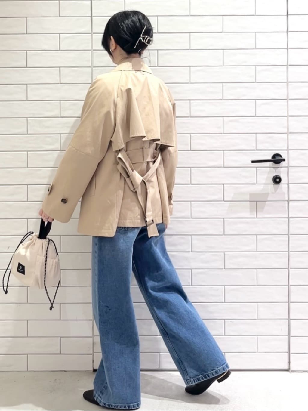 しおりさんの「OPAQUE.CLIP｜ミドルトレンチコート【洗濯機OK】」を使ったコーディネート