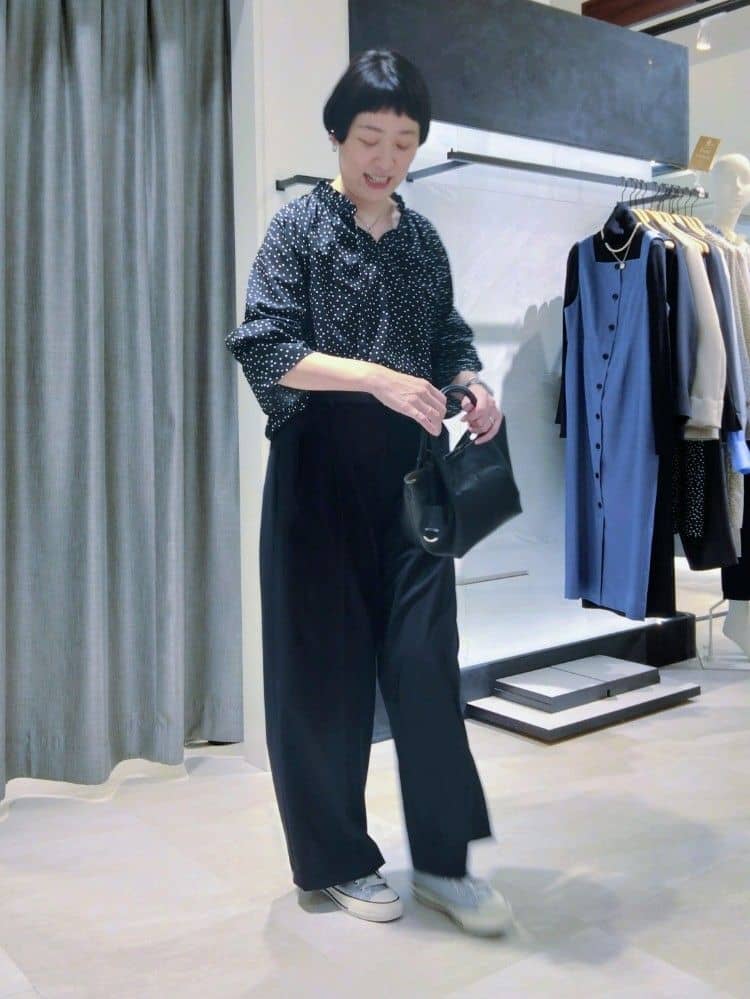 まちこさんの「UNTITLED｜◆【洗える/セットアップ可】ランダムドットブラウス」を使ったコーディネート