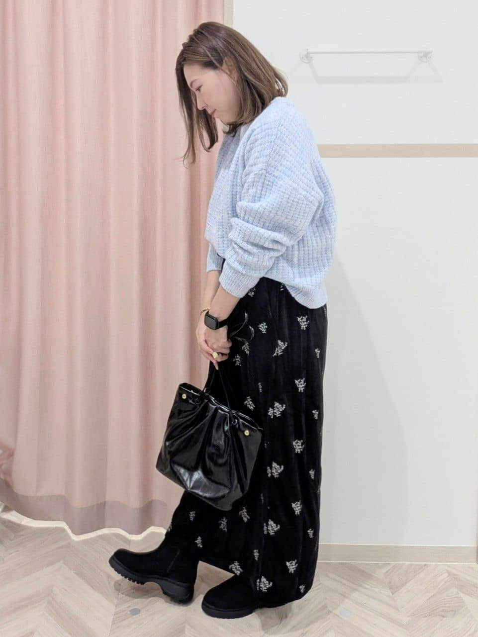 miyuさんの「SHOO･LA･RUE｜大人な小花柄が魅力の 刺繍ベロア調ナロースカート」を使ったコーディネート