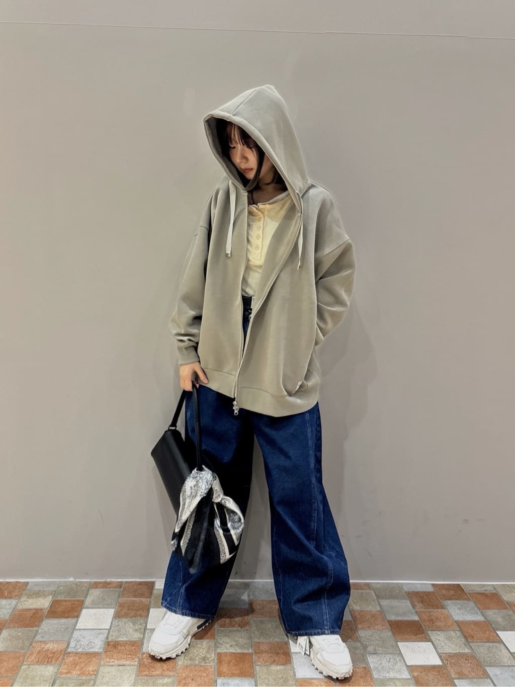 みゆさんの「INDIVI｜バイカラーヘンリーネックカットソー」を使ったコーディネート