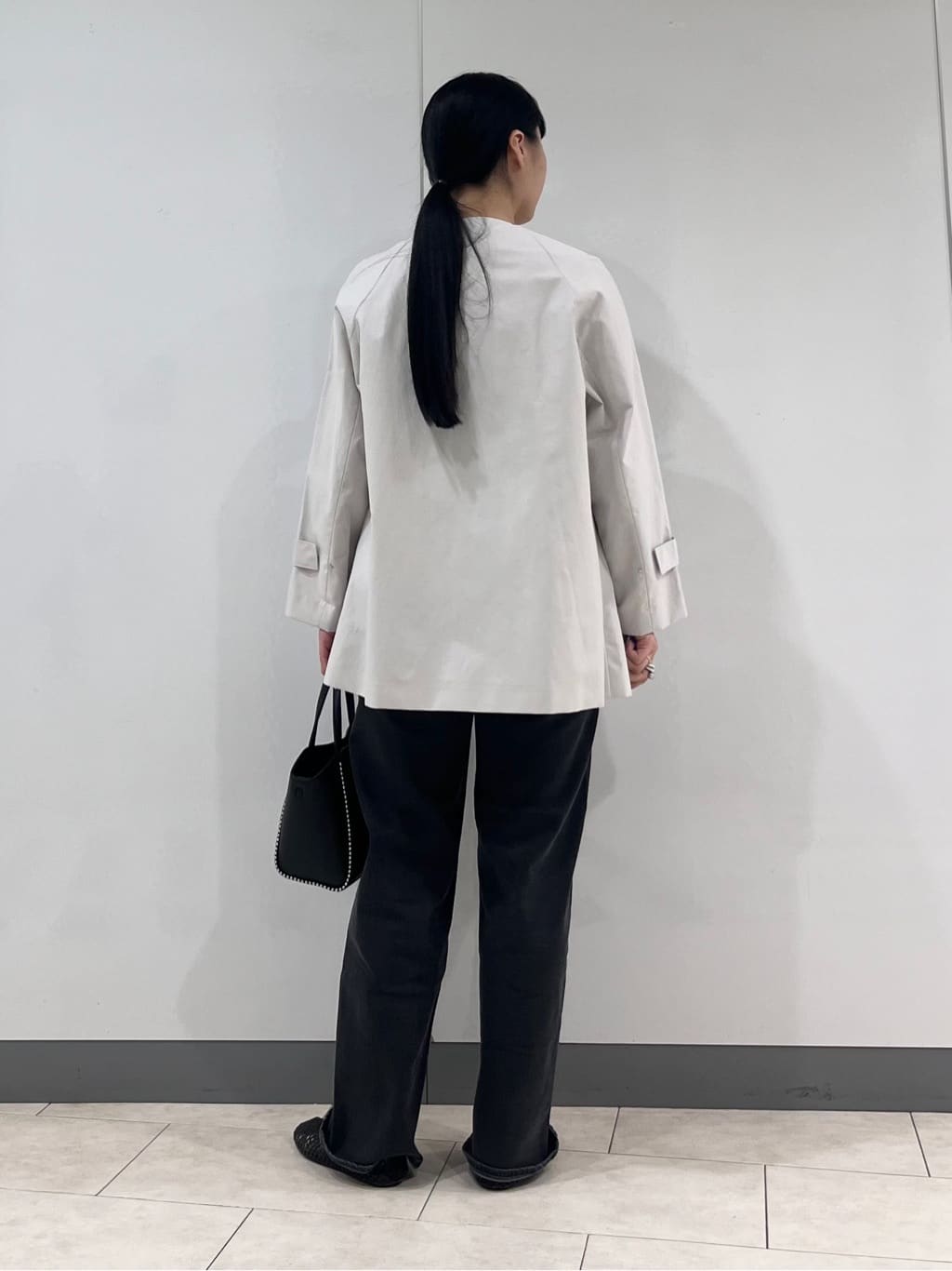 hasuさんの「INDIVI｜【撥水/軽量】ミドル丈 ミニマルトレンチコート」を使ったコーディネート