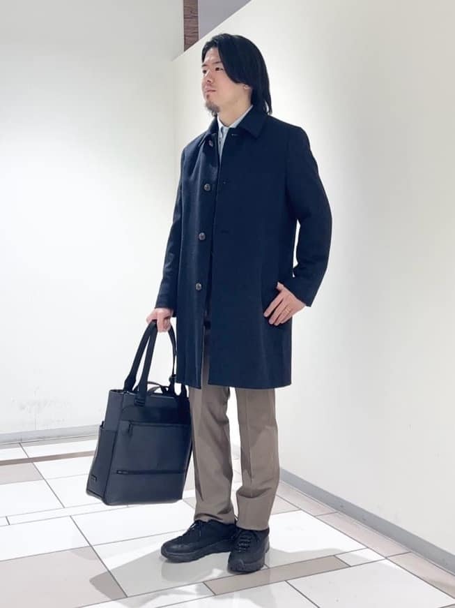 及川さんの「TAKEO KIKUCHI｜カシミヤブレンド ビーバー調ステンカラーコート」を使ったコーディネート