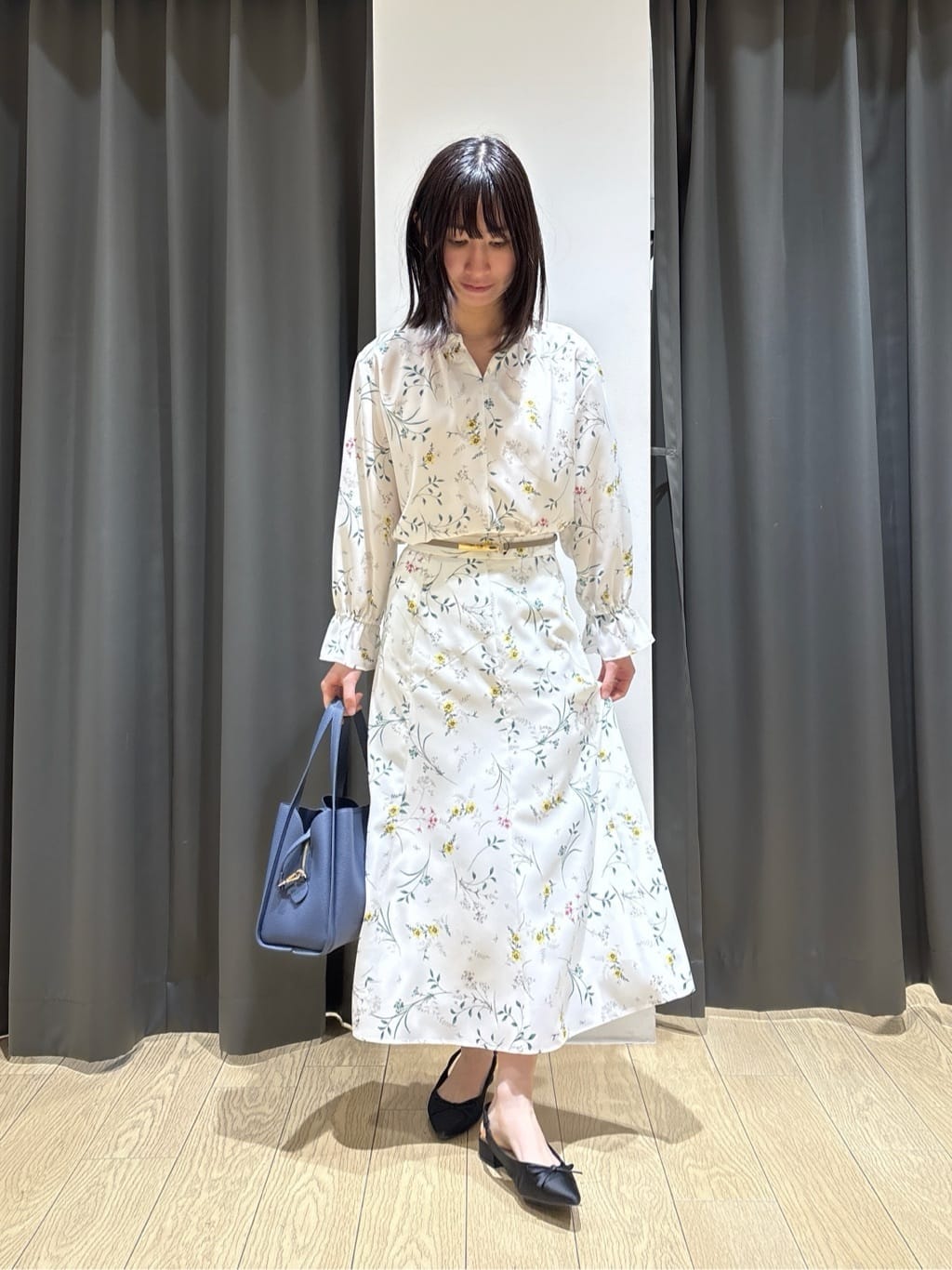 Yoshimiさんの「INDIVI｜【SETUP可能】モダンフラワー柄フレアスカート」を使ったコーディネート