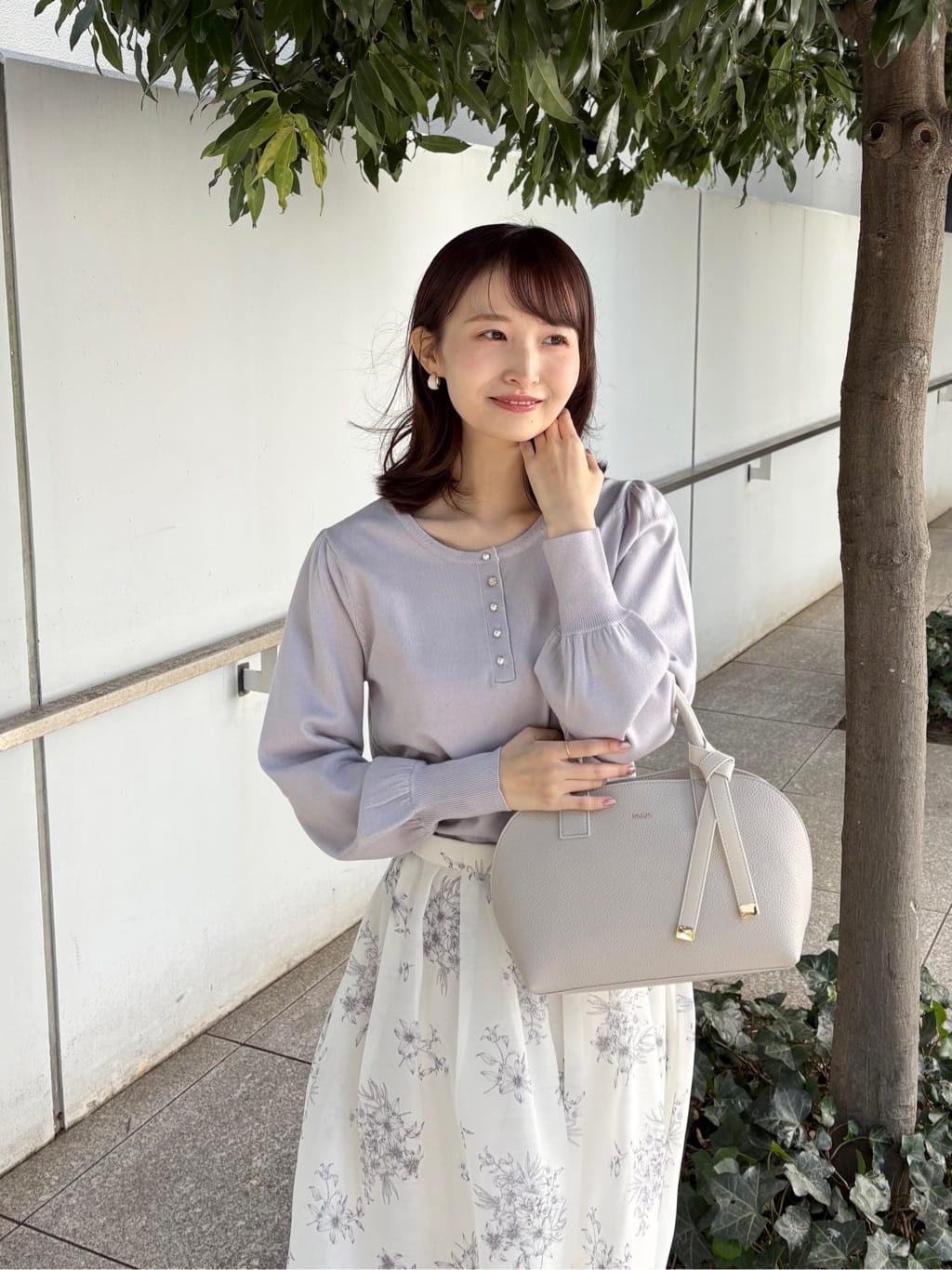 みさかさんの「index｜ビジューボタンヘンリーネックニット【洗濯機OK】」を使ったコーディネート
