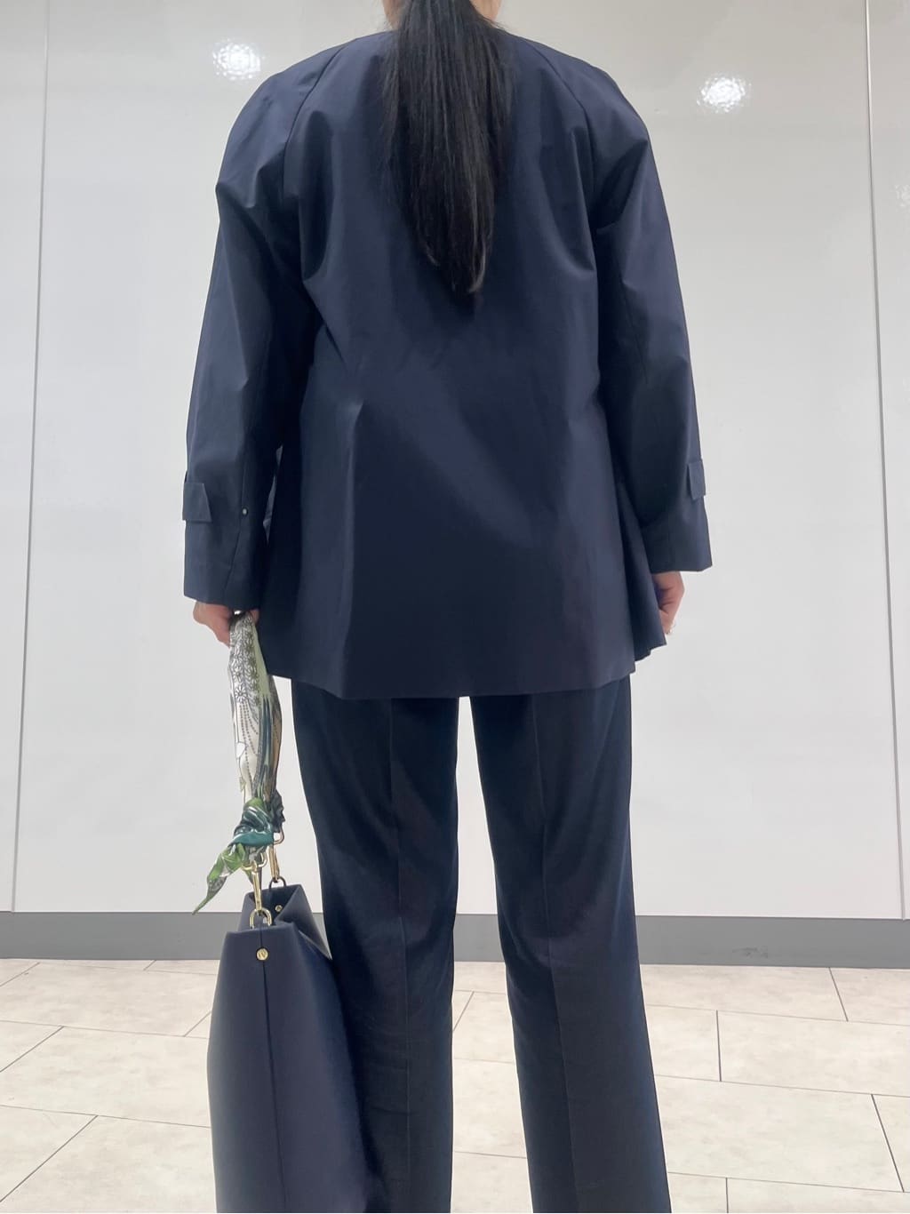 hasuさんの「INDIVI｜【撥水/軽量】ミドル丈 ミニマルトレンチコート」を使ったコーディネート