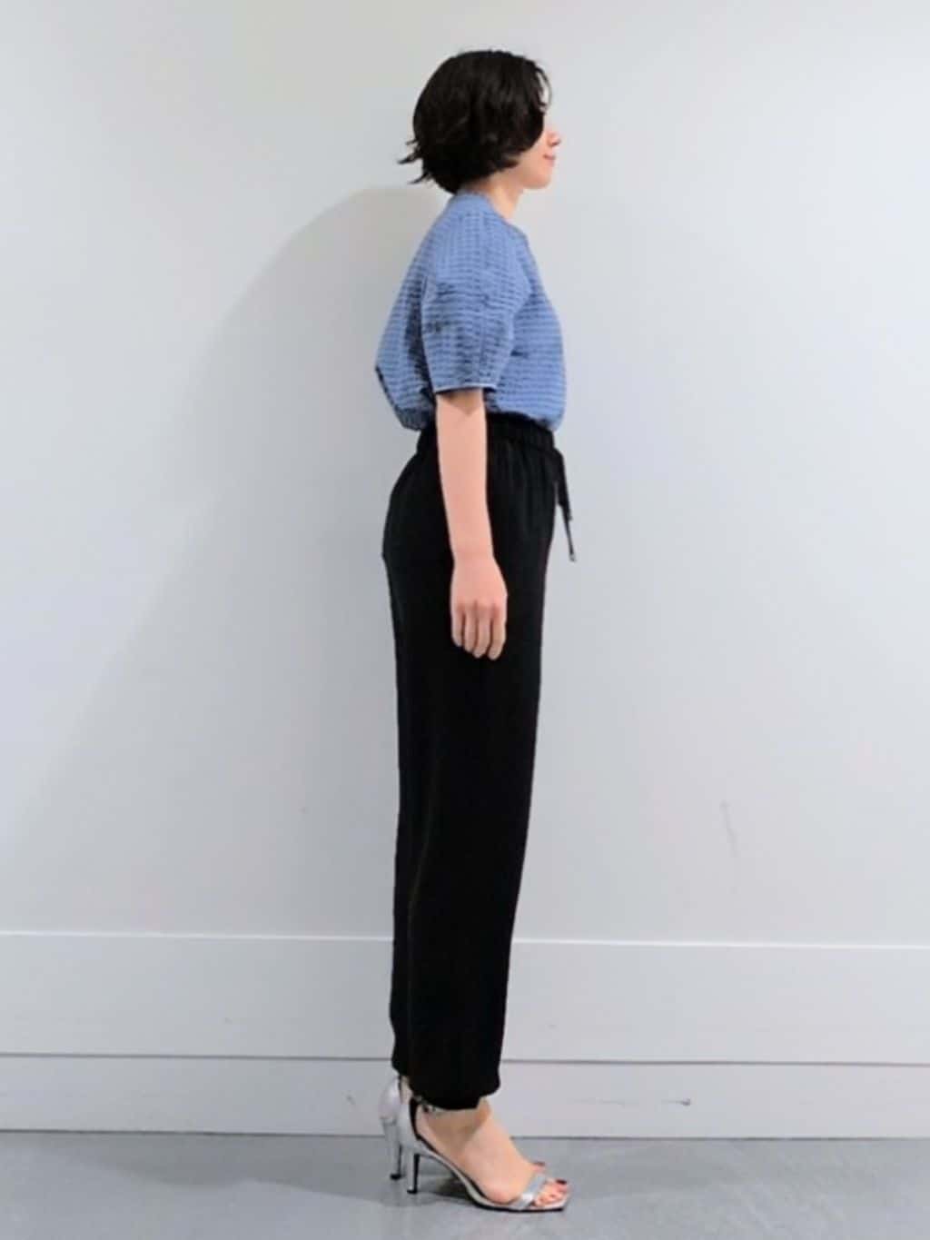 ミズタさんの「UNTITLED｜【吸水速乾/ストレッチ/Vネック】フォルムスリーブ ブラウス」を使ったコーディネート