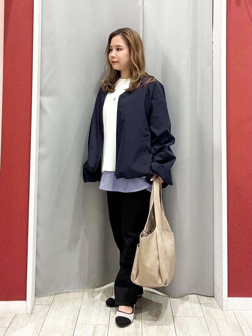 shioさんの「SHOO･LA･RUE｜【防風/撥水/S-LL】お顔回りすっきり見え　Vネックバルーンブルゾン」を使ったコーディネート