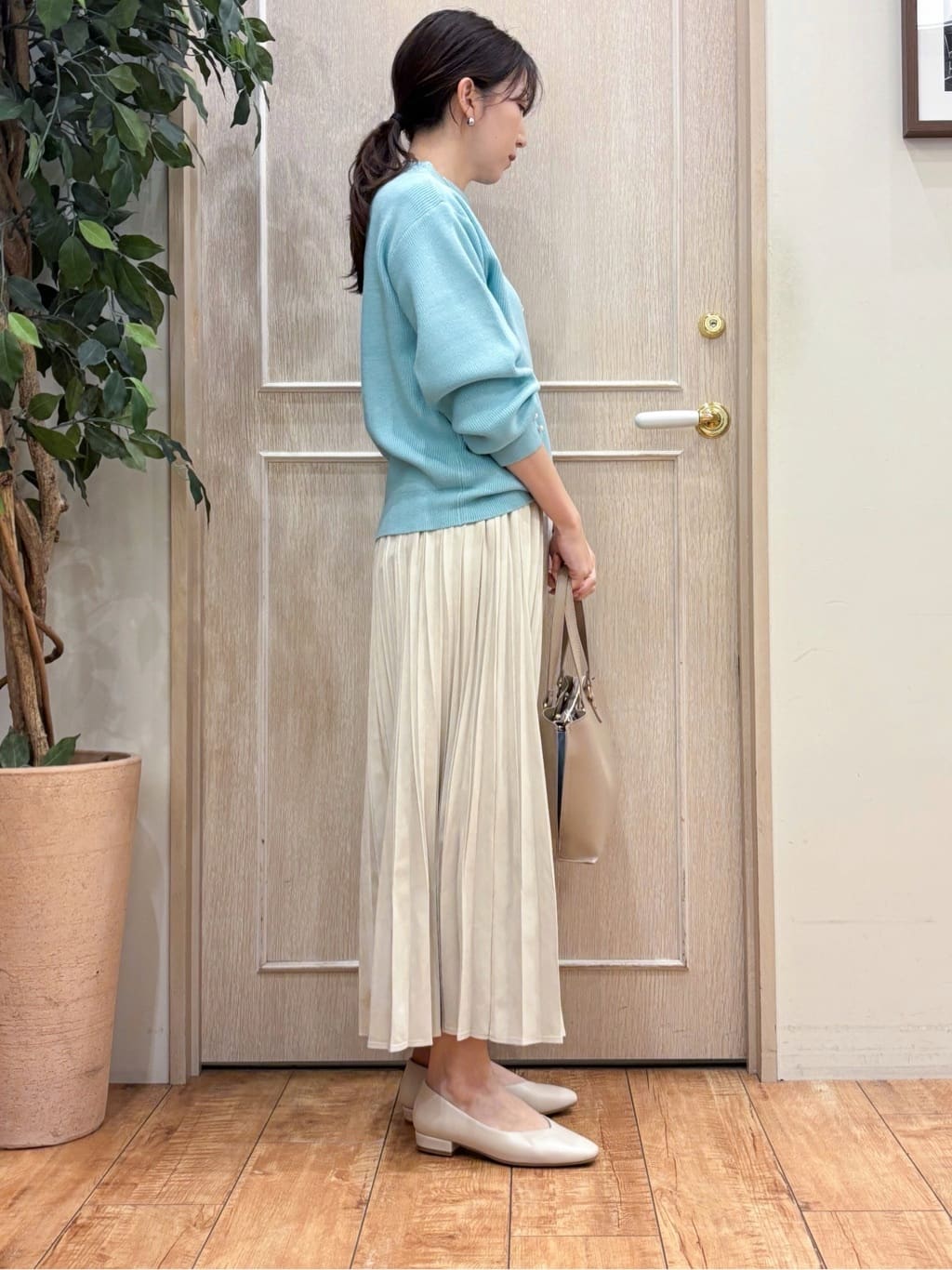 なみさんの「SHOO･LA･RUE｜【毛玉になりにくい/洗濯機可/S-LL】お袖パールの上品ニット」を使ったコーディネート