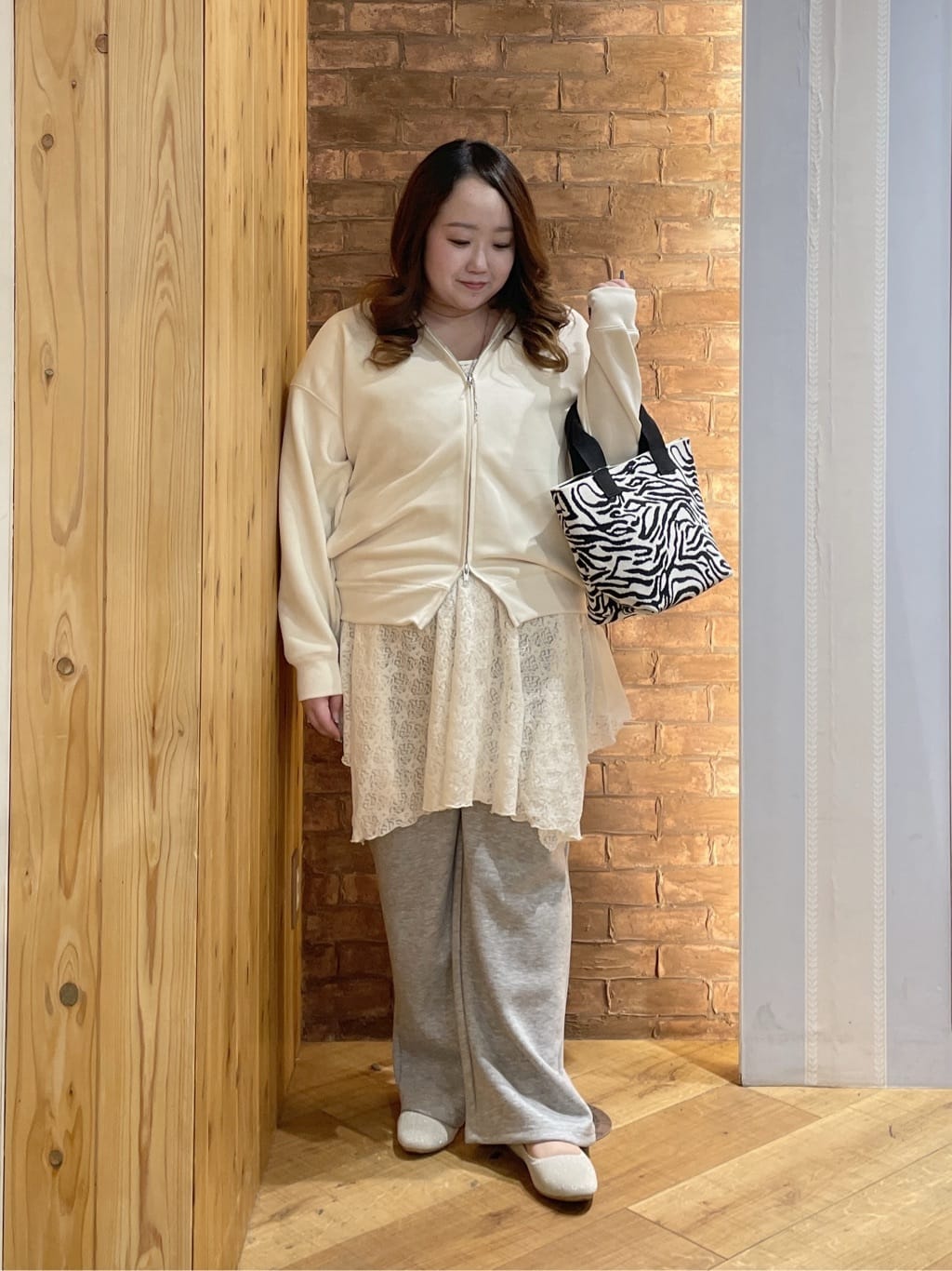 Risaさんの「SHOO･LA･RUE｜【セットアップ可/S-LL/なめらかタッチ】大人カジュアルスタイルに ZIPパーカ」を使ったコーディネート