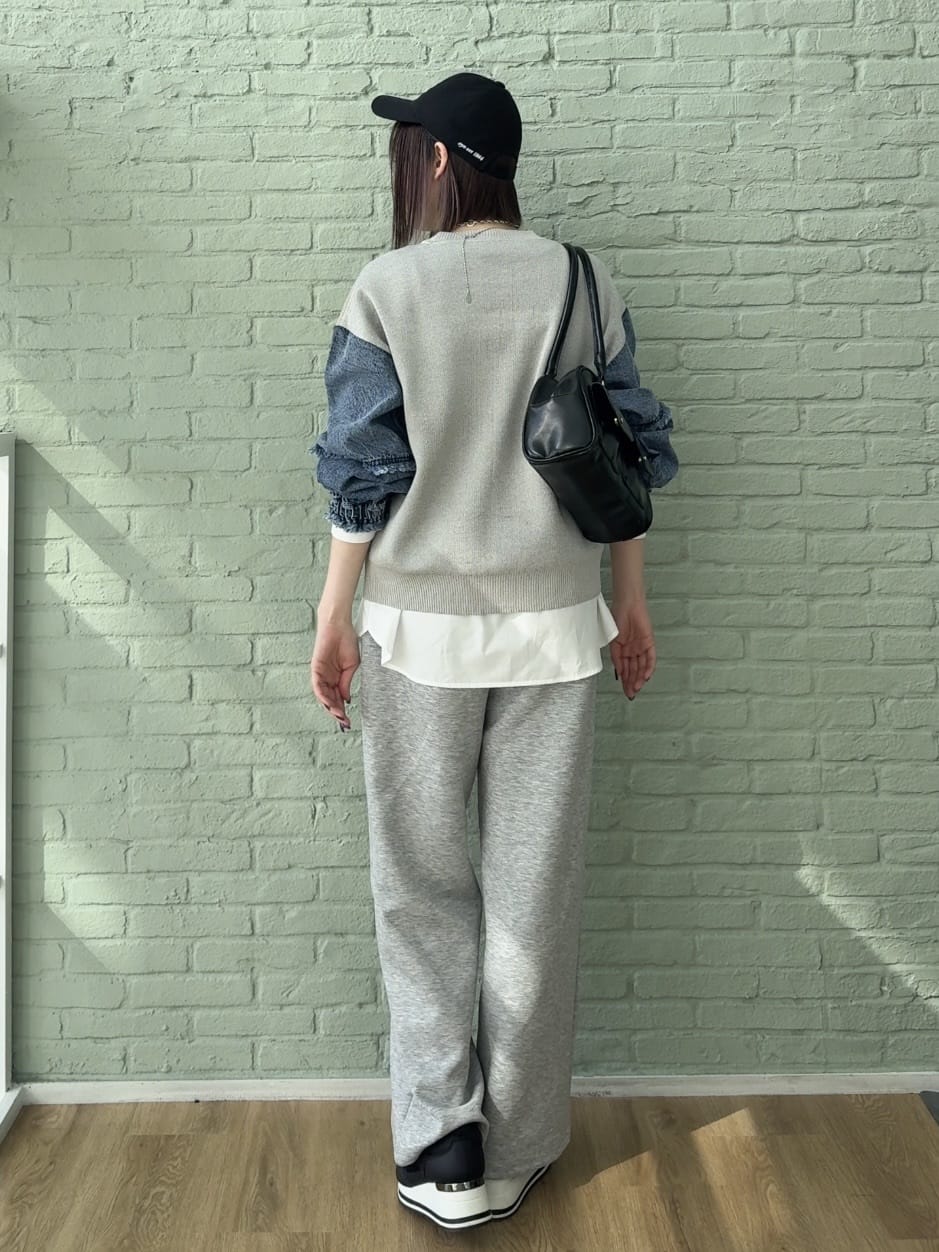 𝐜𝐡𝐢𝐤𝐚さんの「SHOO･LA･RUE｜デニム袖切替ロゴニット」を使ったコーディネート
