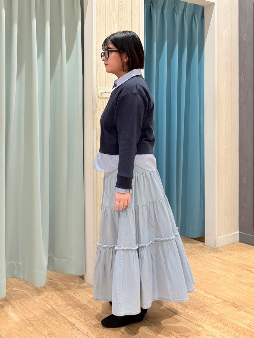 砂糖さんの「SHOO･LA･RUE｜【洗濯機可】1枚でサマ見え シャツレイヤード風 スウェット」を使ったコーディネート