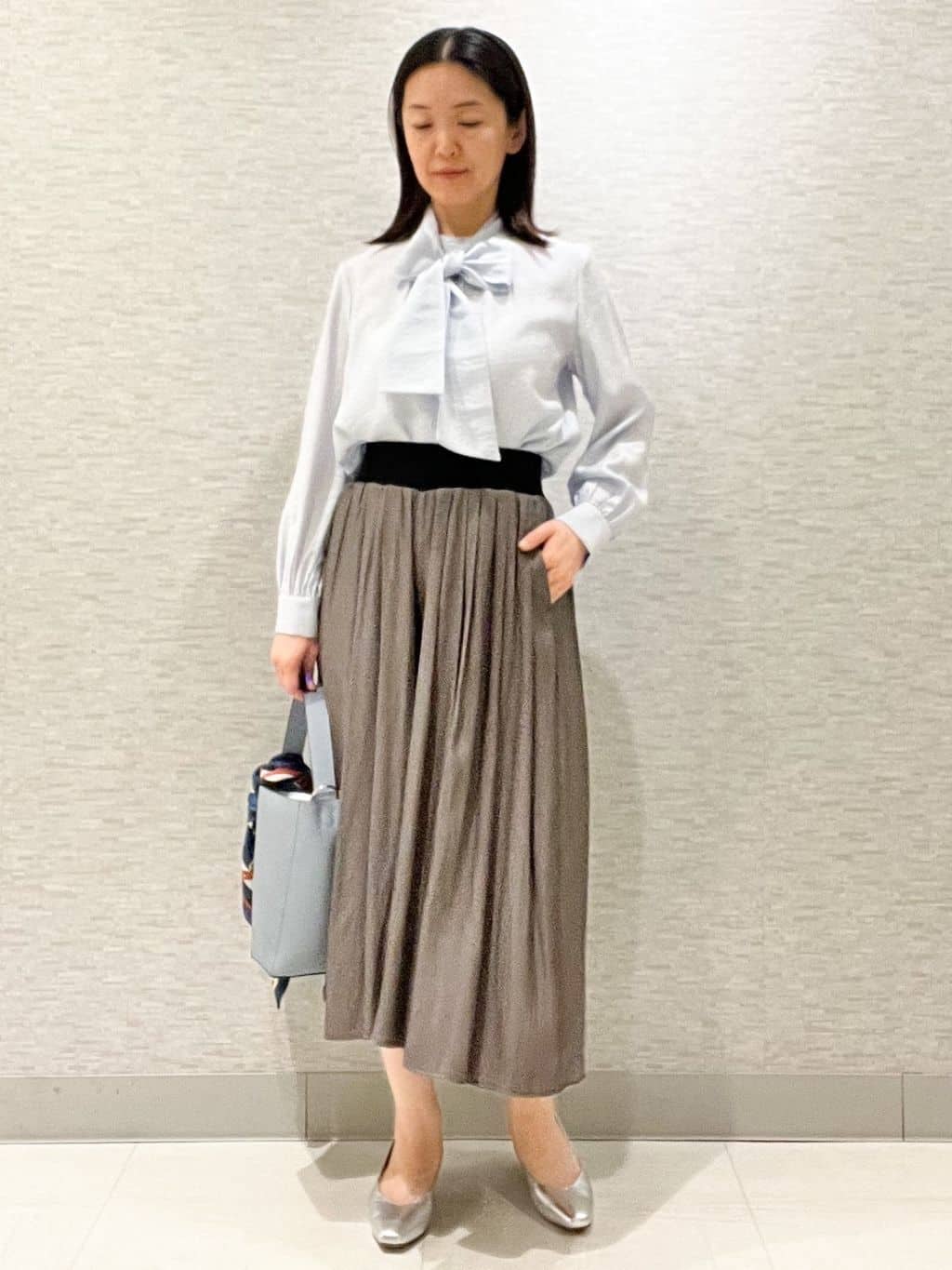 marikoさんの「Reflect｜【通勤／ボウタイ取り外し可】ボウタイ付きバンドカラーブラウス」を使ったコーディネート