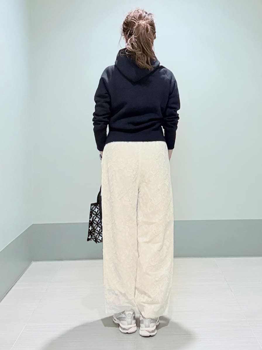 Yamaさんの「DRESSTERIOR｜【ウォッシャブル/ウエストゴム】コットンエンブロイダリー イージーパンツ」を使ったコーディネート