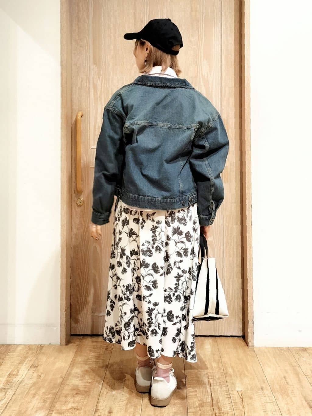 YUKIさんの「SHOO･LA･RUE｜大人のカジュアルスタイルに ニットランチトートバッグ」を使ったコーディネート