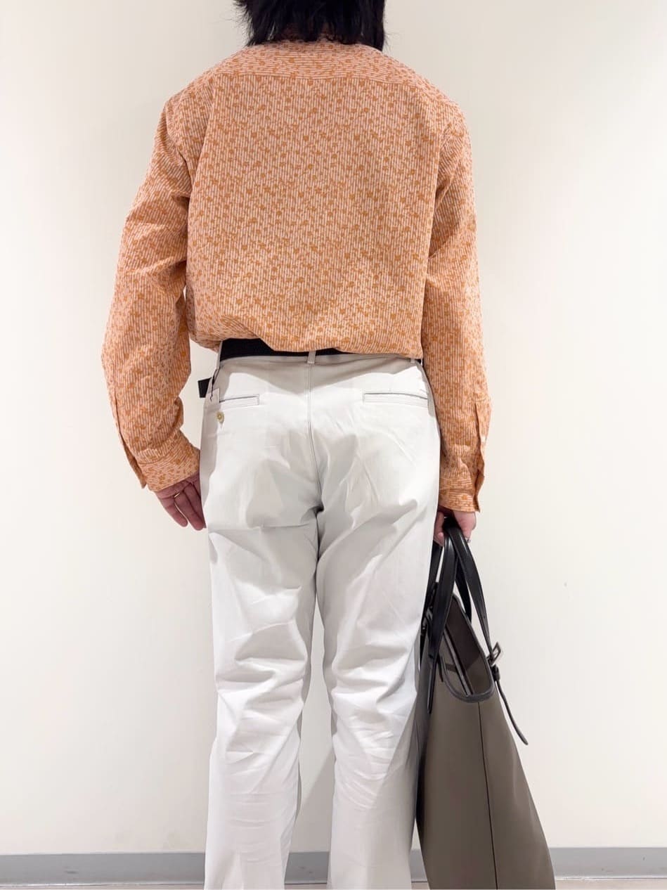 及川さんの「TAKEO KIKUCHI｜播州 ドビーストライプ フラワーシャツ」を使ったコーディネート