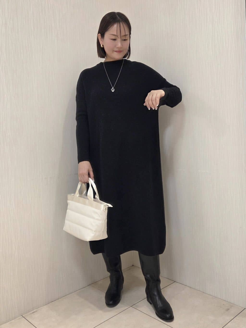 naokoさんの「UNTITLED｜【ロング丈/ゆったりシルエット】テントライン ニットワンピース」を使ったコーディネート