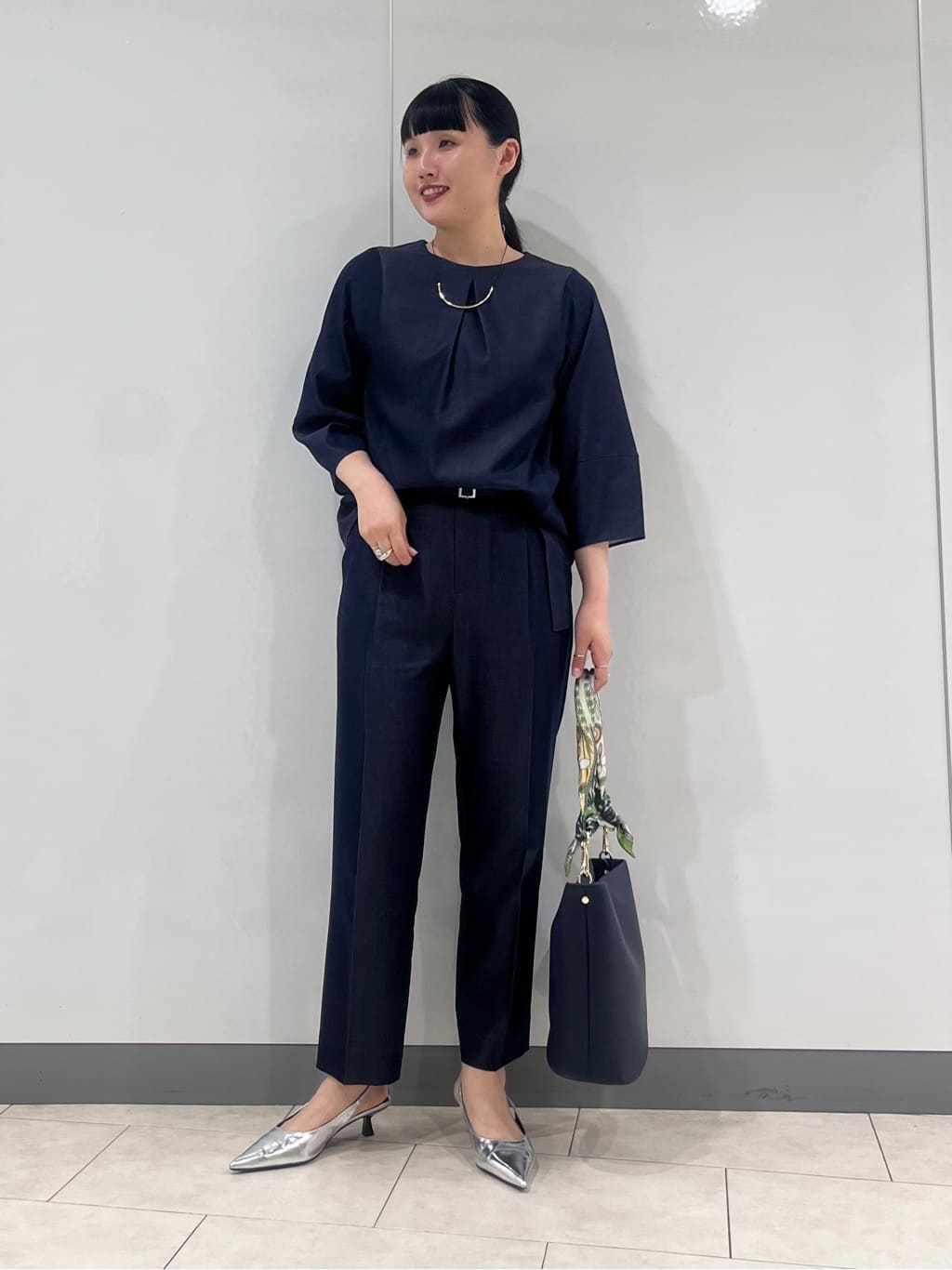 hasuさんの「INDIVI｜【花粉付着防止／撥水／UVケア】名品トレンチコート」を使ったコーディネート