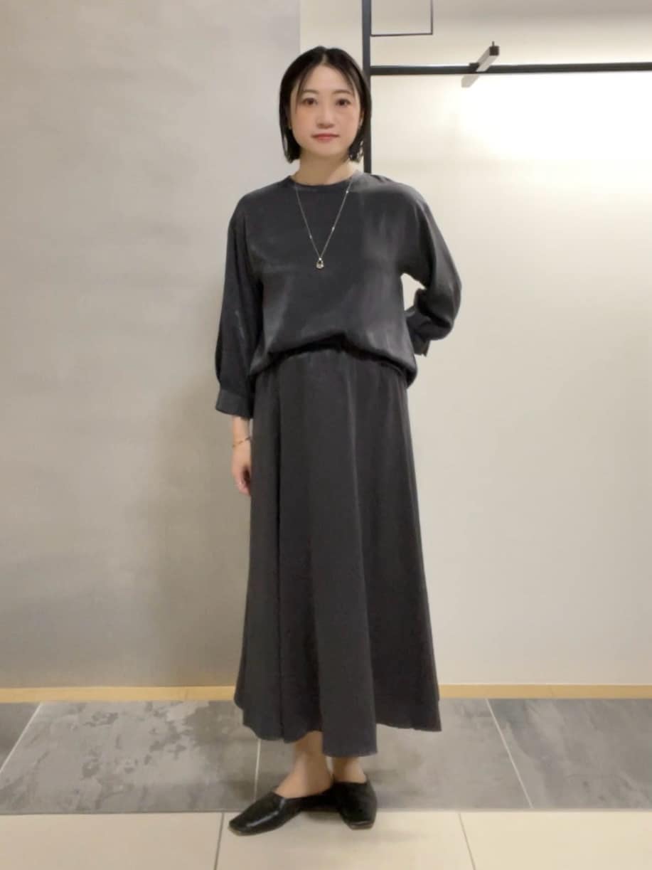 shihoさんの「INDIVI｜【UVケア／セットアップ可能】スエード調サテンスカート」を使ったコーディネート