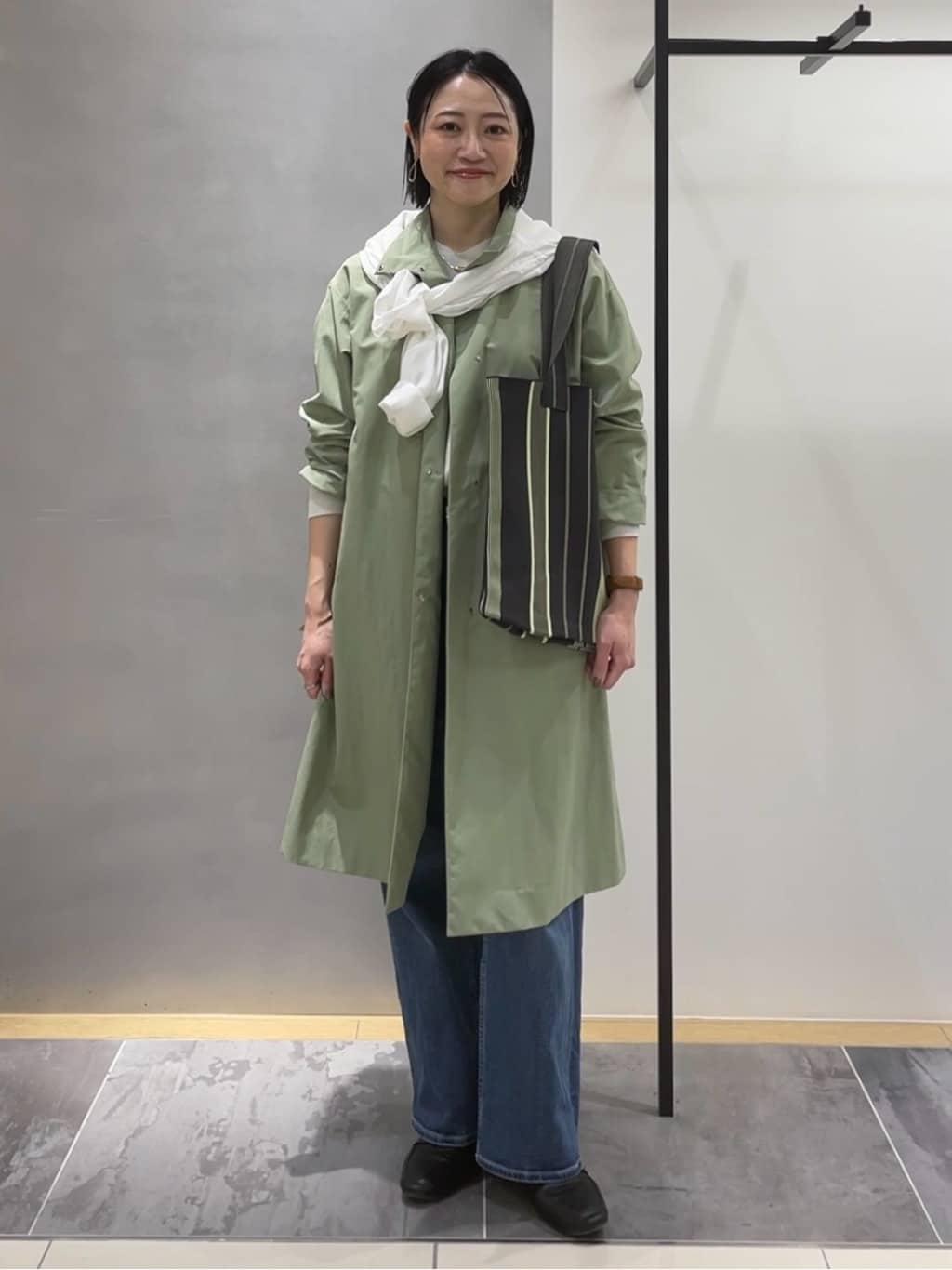 shihoさんの「INDIVI｜【撥水／軽量】ミニマル スタンドカラーコート」を使ったコーディネート