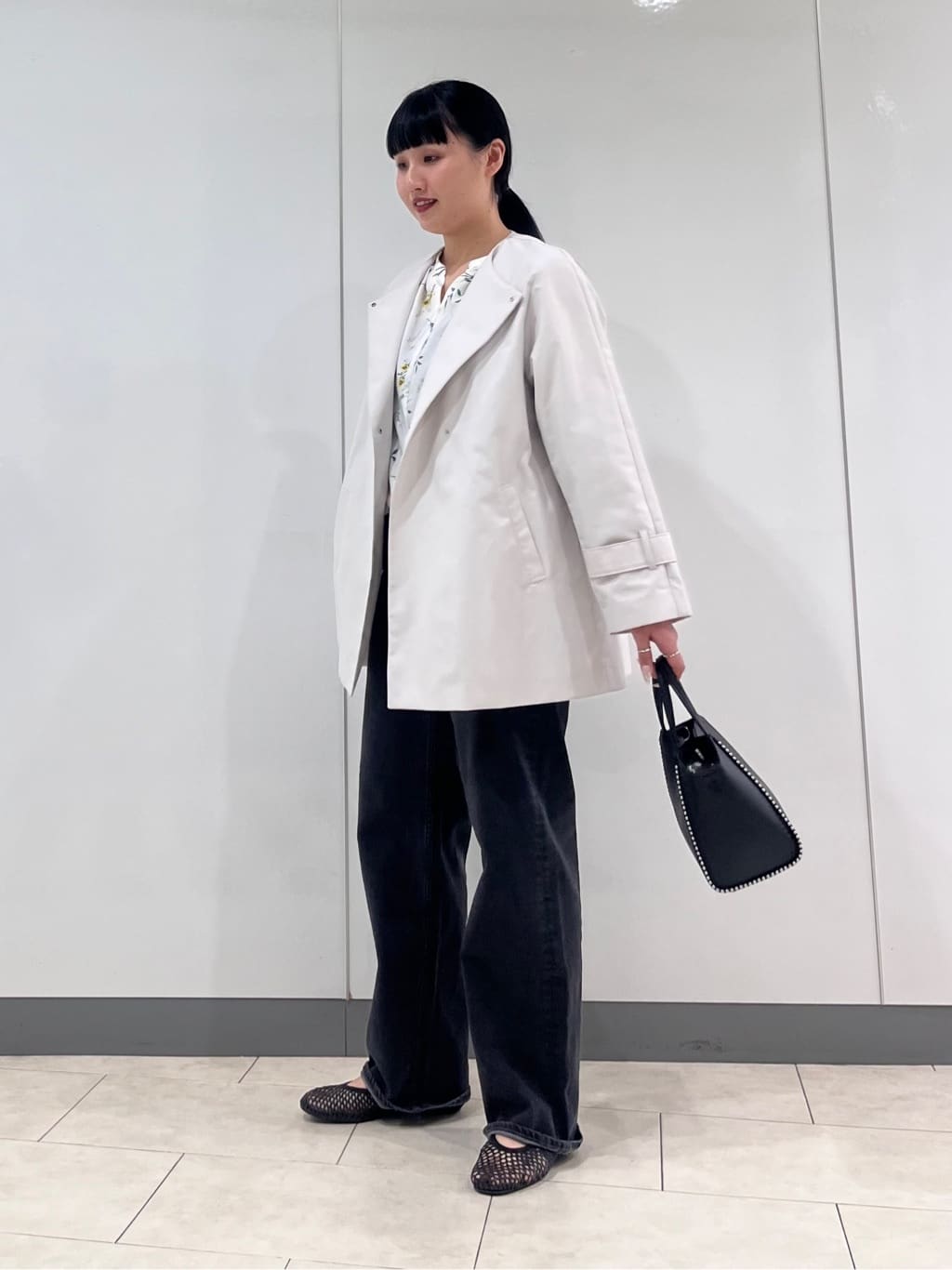 hasuさんの「INDIVI｜【撥水/軽量】ミドル丈 ミニマルトレンチコート」を使ったコーディネート