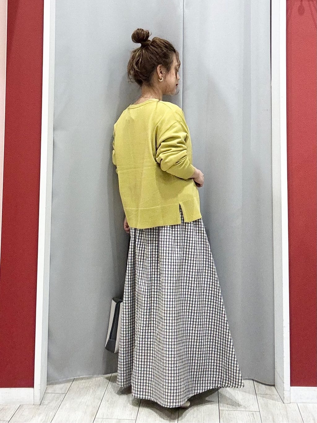 shioさんの「SHOO･LA･RUE｜【洗濯機可/UV】さらっとしたタッチが心地よい ショート丈 Vネックカーディガン」を使ったコーディネート