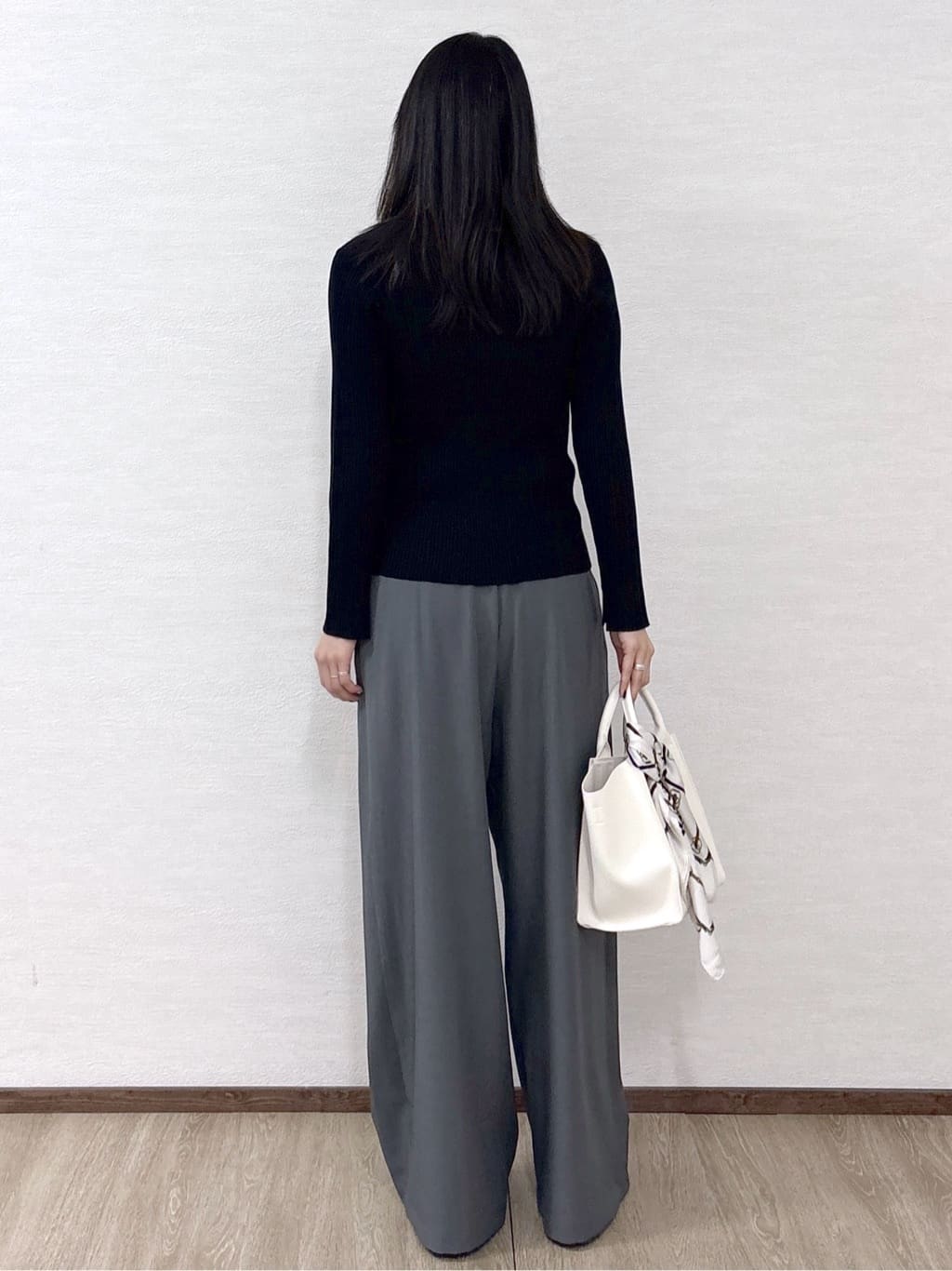 sachikoさんの「OPAQUE.CLIP｜シルバー多ボタン ランダムリブニットカーディガン【洗濯機OK】」を使ったコーディネート