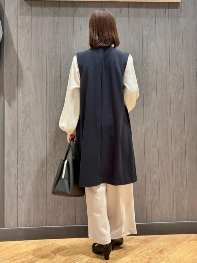 meiさんの「SHOO･LA･RUE｜【洗濯機可/セットアップ可/S-3L】きちんと楽に。カットジョーゼット ロングジレ」を使ったコーディネート