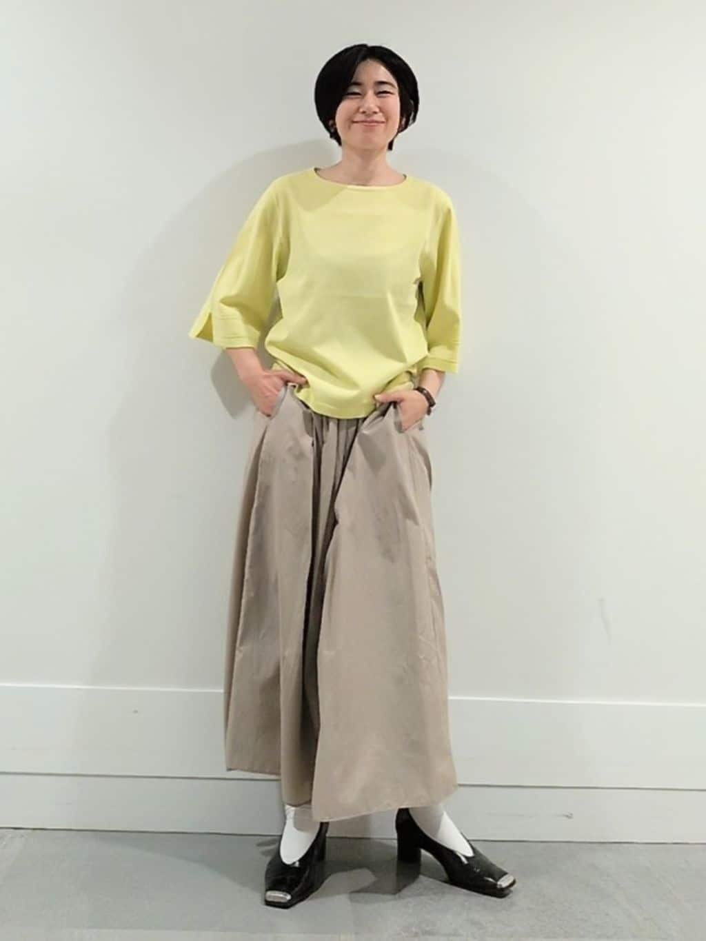 ミズタさんの「UNTITLED｜【洗える/清涼感】袖スリットニットプルオーバー」を使ったコーディネート