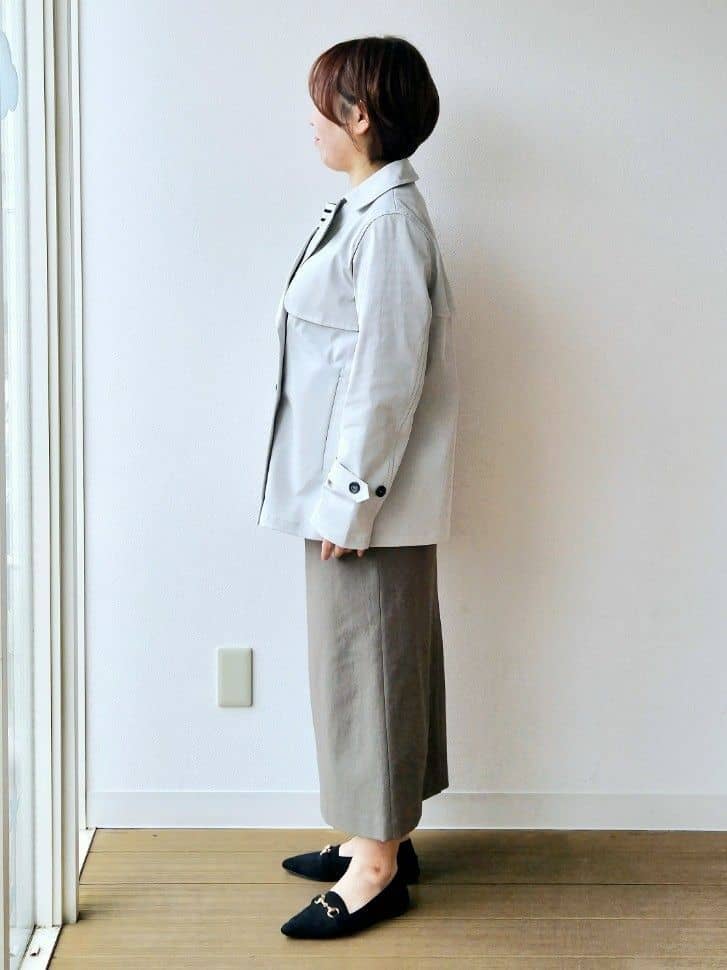 やじまさんの「UNTITLED｜【定番人気/はっ水/洗える】タスランショートトレンチコート」を使ったコーディネート