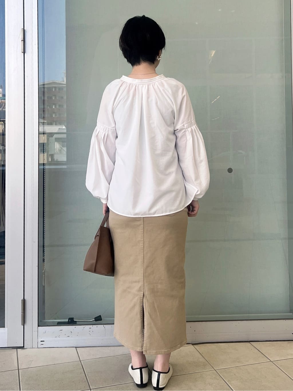 yo-koさんの「OPAQUE.CLIP｜スキッパーボリュームスリーブブラウス【洗濯機OK】」を使ったコーディネート