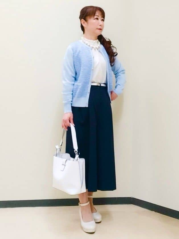 花さんの「Reflect｜【接触冷感】フリルネックサテンジャカードブラウス」を使ったコーディネート