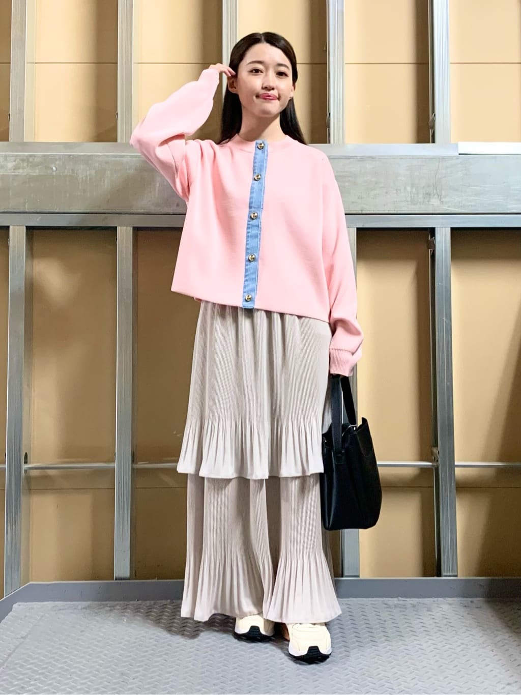 sahoさんの「THE SHOP TK｜【羽織るだけでこなれ感を演出】デニム切替カーディガン」を使ったコーディネート