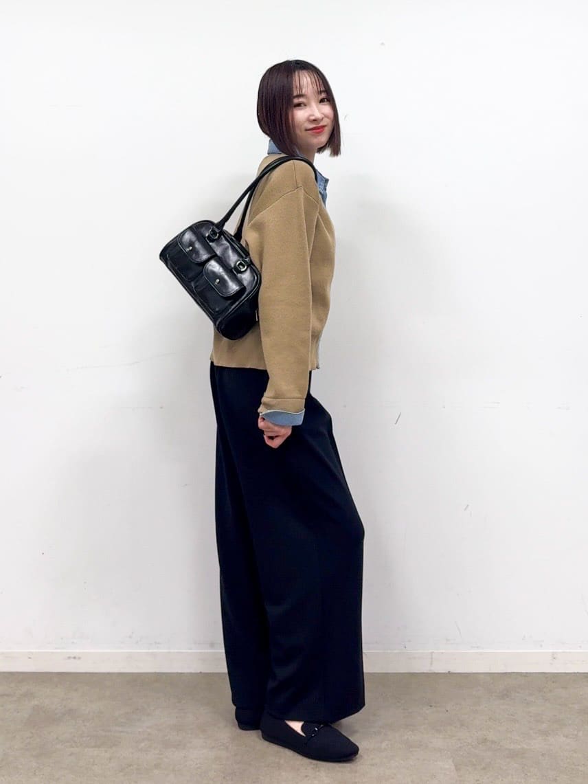 𝐜𝐡𝐢𝐤𝐚さんの「SHOO･LA･RUE｜デニム切替でこなれ顔 金ボタン ニットカーディガン」を使ったコーディネート