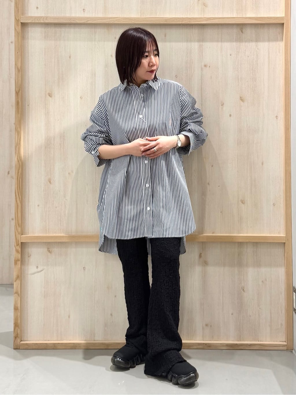 nanaさんの「THE SHOP TK｜ゆったりシルエットで体型カバー ロングシャツ」を使ったコーディネート
