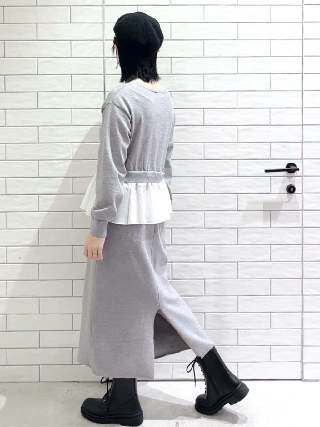 しおりさんの「OPAQUE.CLIP｜ペプラムドッキングニットワンピース【洗濯機OK】」を使ったコーディネート