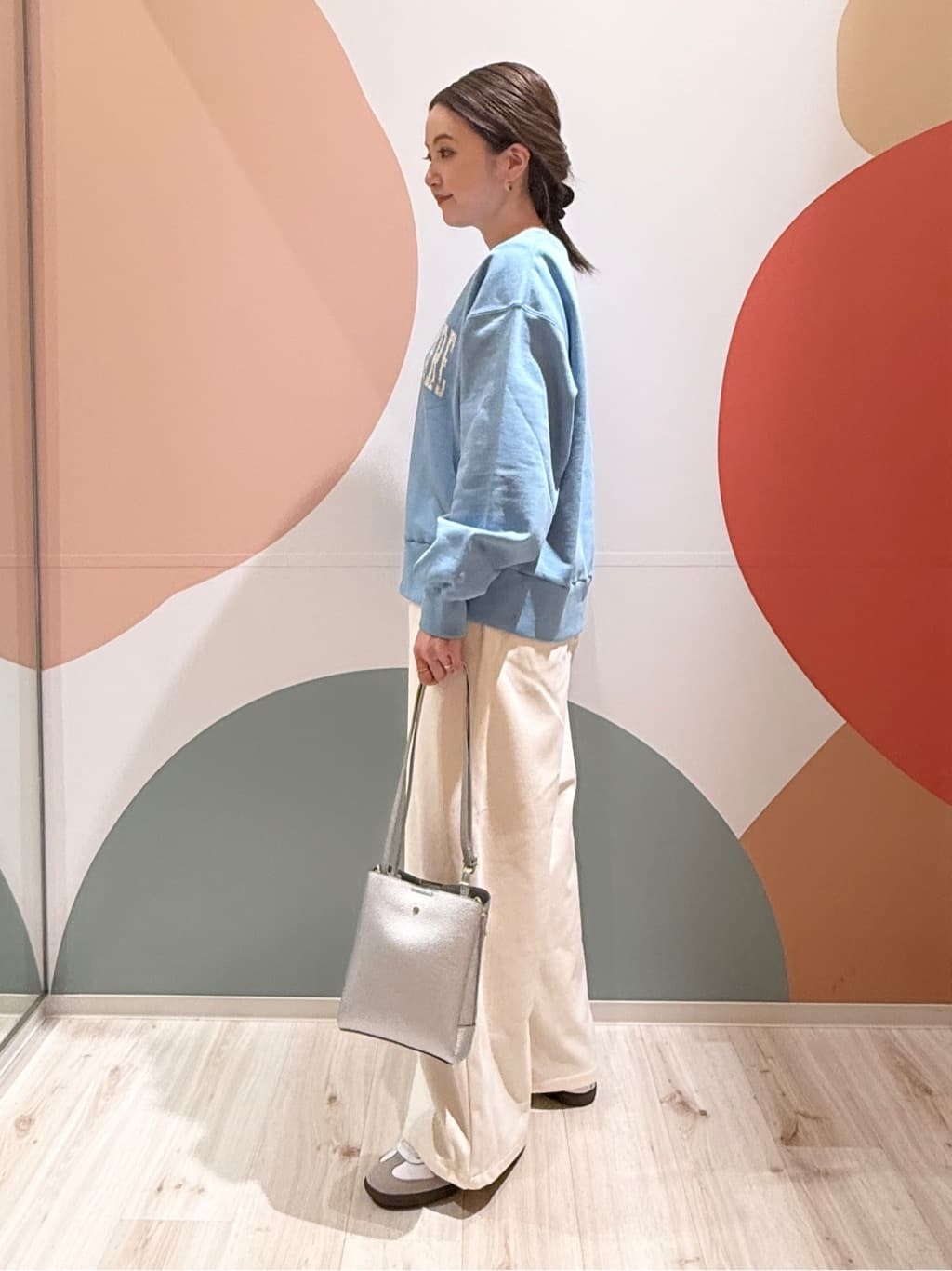 長女さんの「SHOO･LA･RUE｜【綿100%/洗濯機可/S-LL/選べる4柄】ゆるく決めたい日に プリントアソートスウェット」を使ったコーディネート