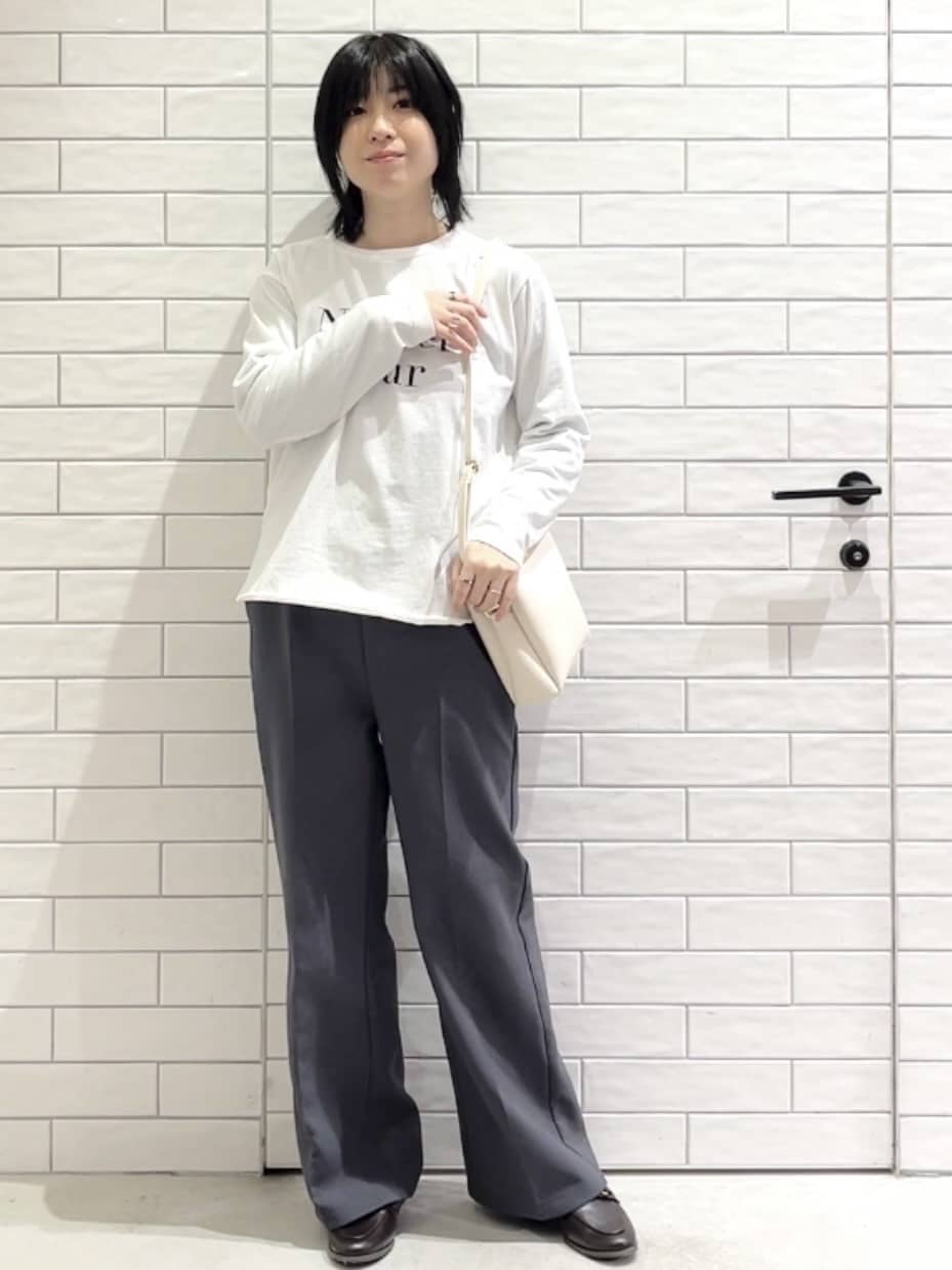 しおりさんの「OPAQUE.CLIP｜ロゴプリントロングTシャツ【洗濯機OK】」を使ったコーディネート