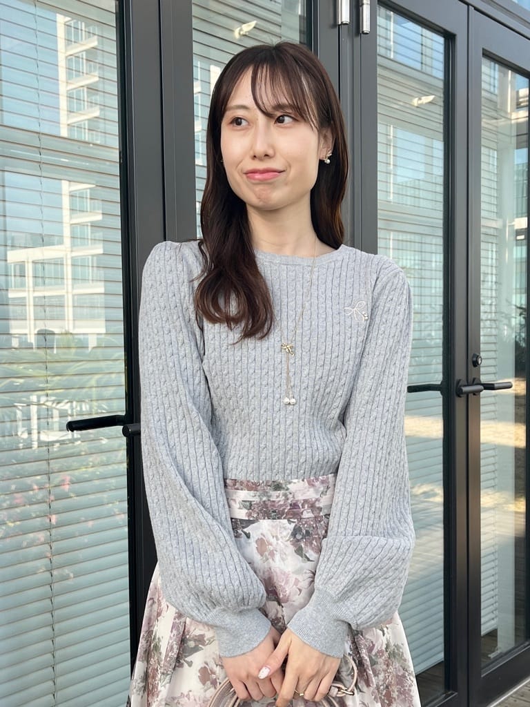 はばさんの「Couture brooch｜【洗える】リボンエンブロ細ケーブルニット」を使ったコーディネート