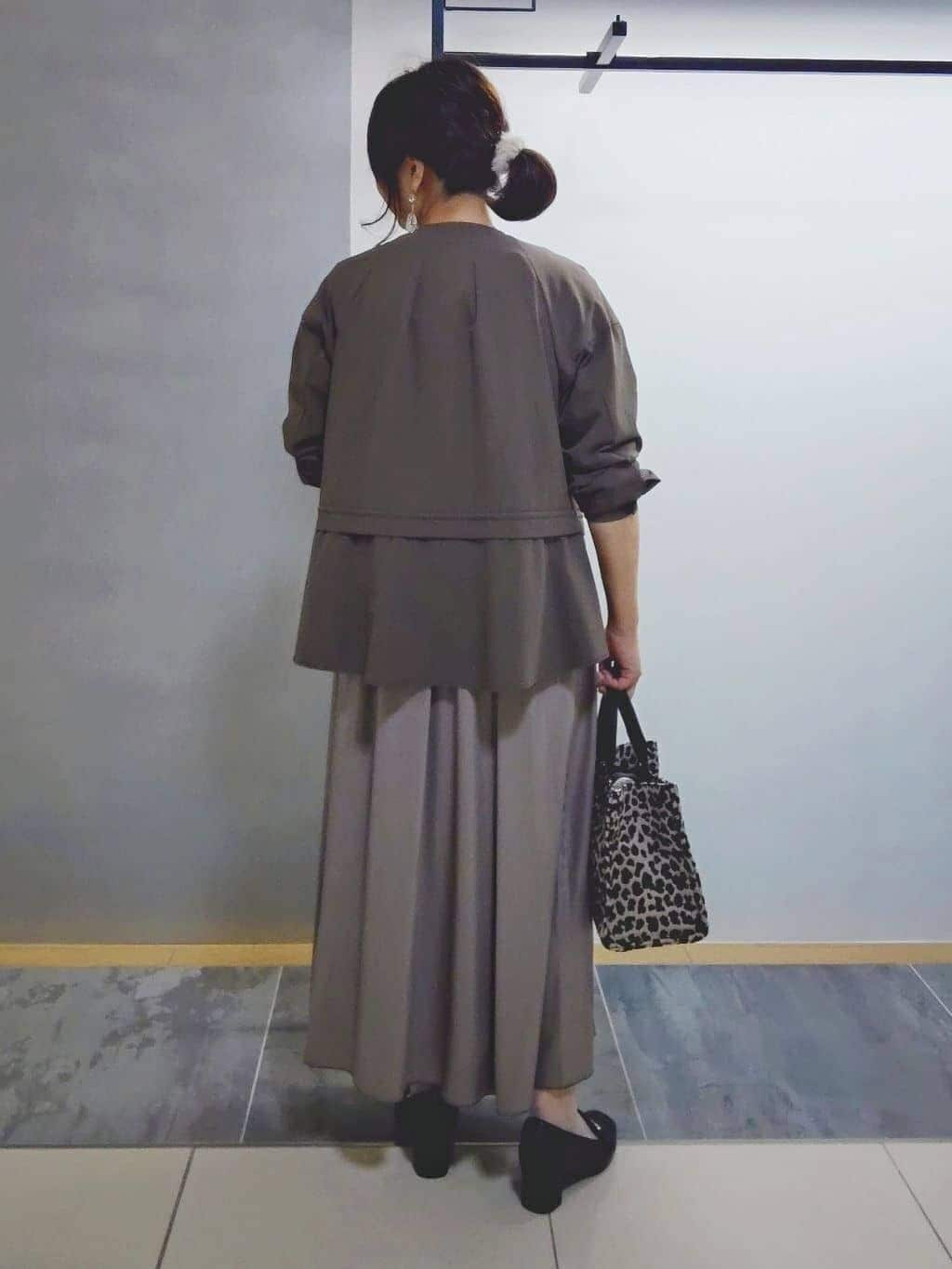 TOMOMIさんの「INDIVI｜レザー調ギャザースカート」を使ったコーディネート