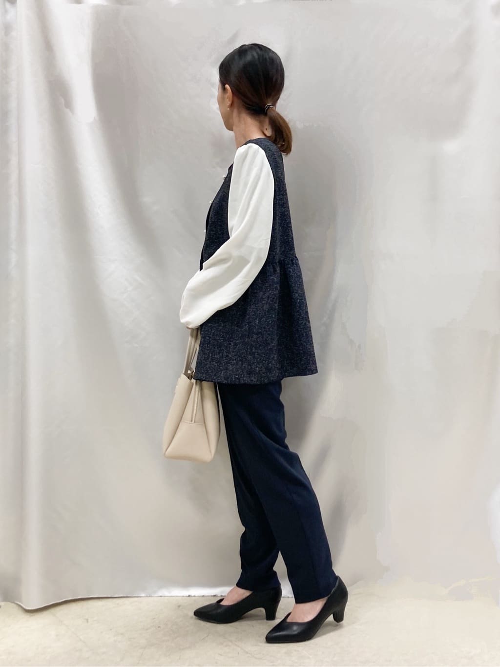 thさんの「SHOO･LA･RUE｜【洗濯機可/セットアップ可/S-3L】きちんと楽に。カットジョーゼット テーパードパンツ」を使ったコーディネート