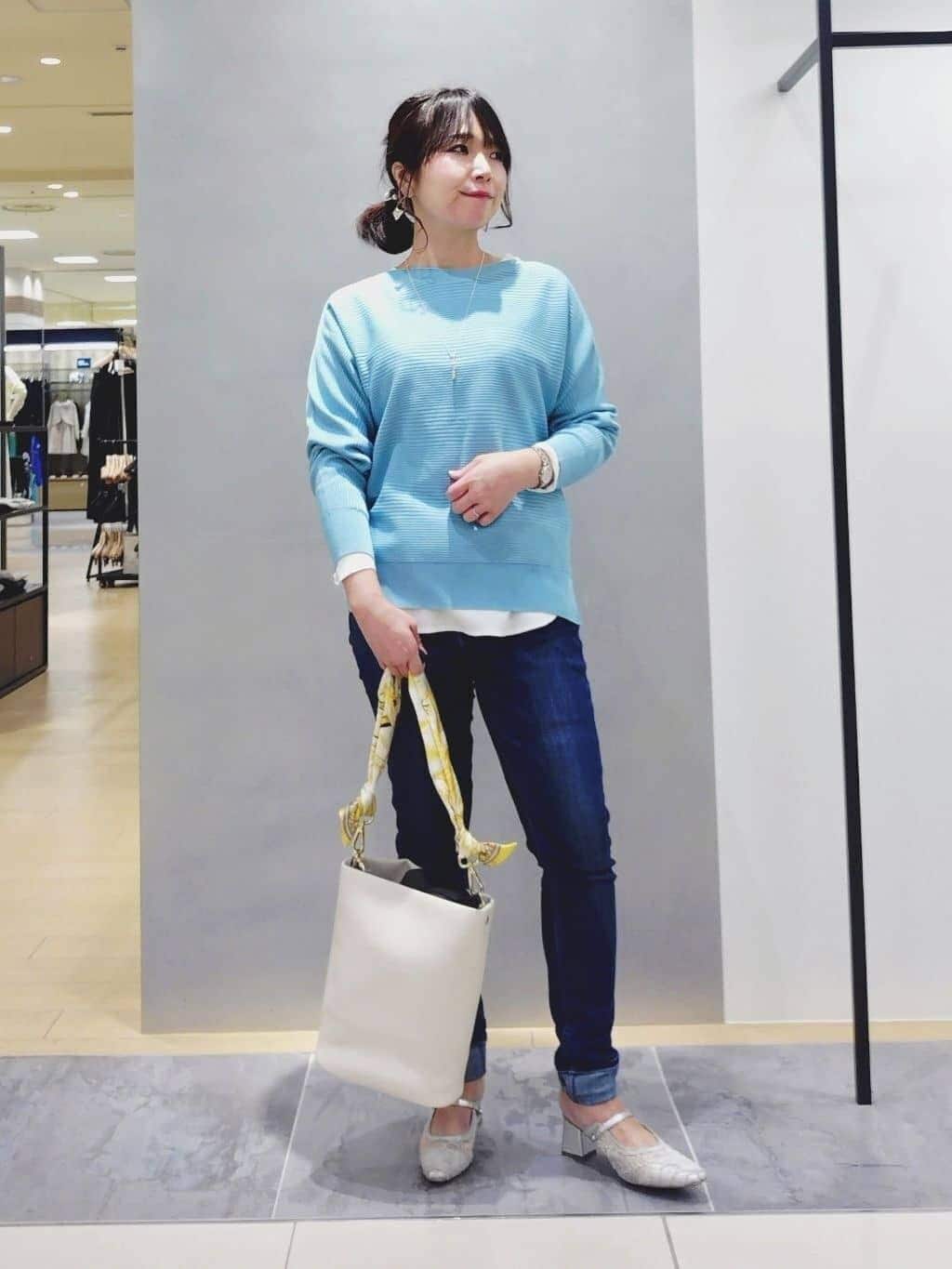 TOMOMIさんの「INDIVI｜【通年活躍！褒められデニム】スキニー デニムパンツ」を使ったコーディネート