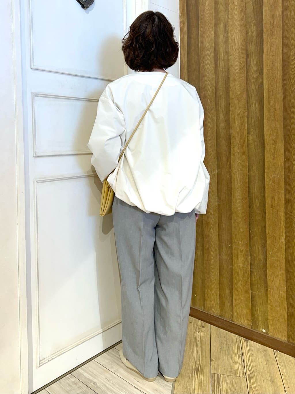 yuriyuriさんの「SHOO･LA･RUE｜【防風/撥水/S-LL】お顔回りすっきり見え　Vネックバルーンブルゾン」を使ったコーディネート