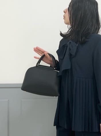 yuuさんの「grove｜【マシンウォッシュ/防シワ/UVカット】裾プリーツ取り外しボウタイブラウス」を使ったコーディネート