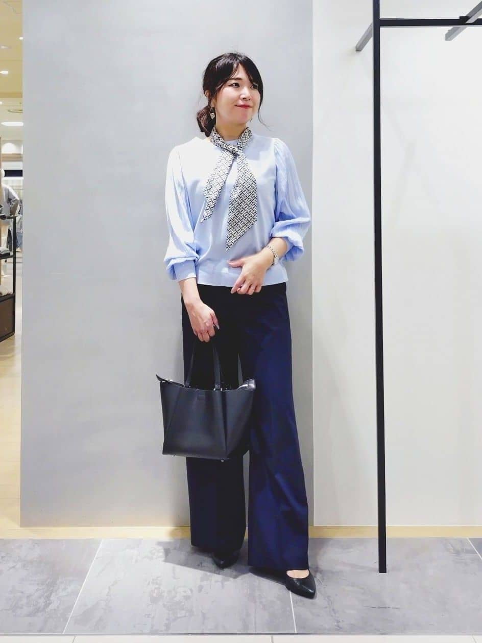 TOMOMIさんの「INDIVI｜【ミドルサイズ／合皮】キャリアタックバッグ」を使ったコーディネート