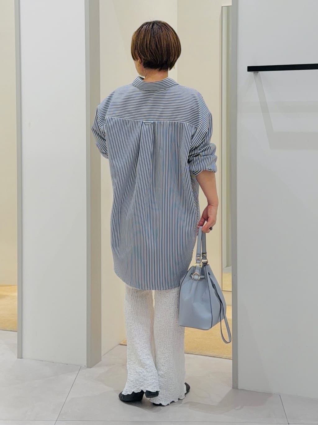 タナさんの「THE SHOP TK｜ゆったりシルエットで体型カバー ロングシャツ」を使ったコーディネート
